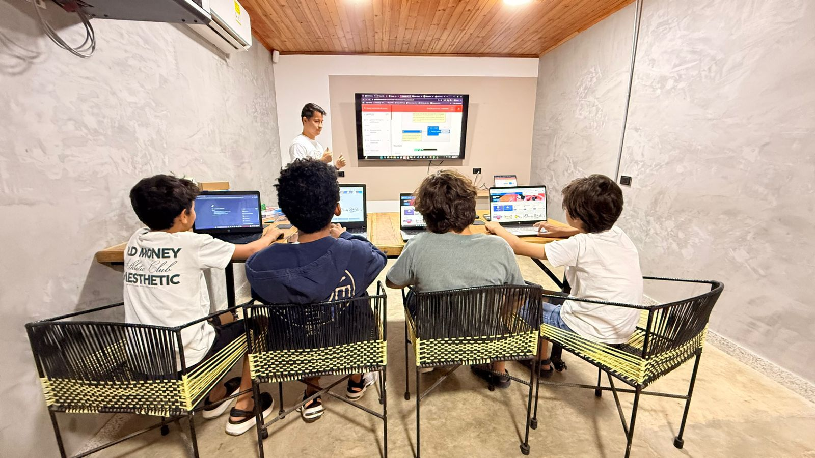 Niños aprendiendo en el Club BIT